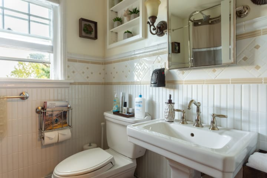 Boly House Rose Room Bathroom